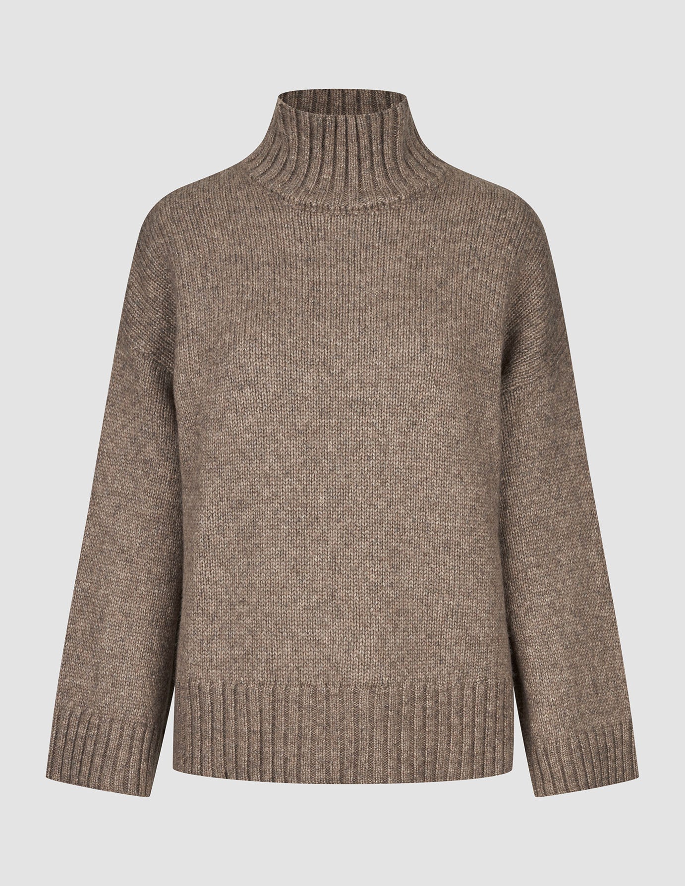 Dame-genser i tykk, myk ull med høyhalset krage i fargen taupe melange, med ribbestrikkede mansjetter og nederkant.